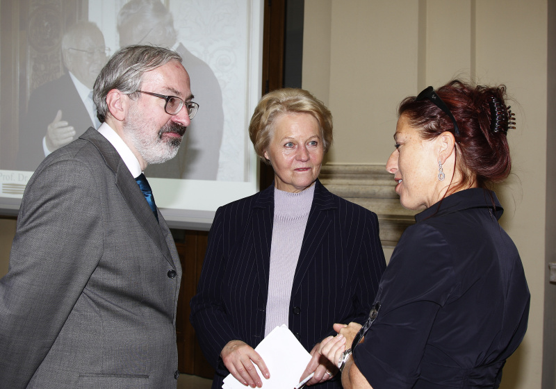 v.li. Günther Schefbeck im Gespräch mit der Historikerin und Autorin Brigitte Hamann und Hannah Lessing.