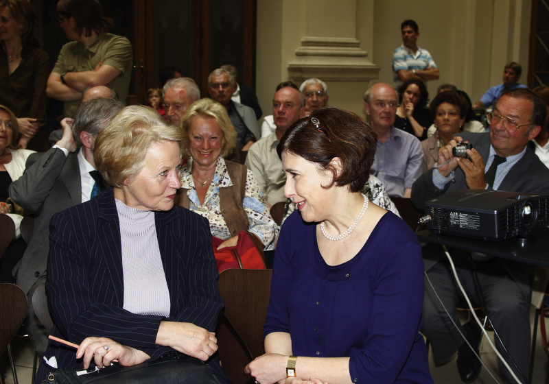 Blick in Richtung Veranstaltungsteilnehmer - v.li. die Historikerin und Autorin Brigitte Hamann im Gespräch mit der Tochter des verstorbenen Leon Zelman Nadja Fratzl-Zelman.