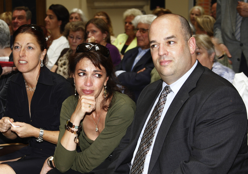 Blick in Richtung Veranstaltungsteilnehmer - v.li.Hannah Lessing, die Tochter des verstorbenen Leon Zelman Caroline Shklarek.