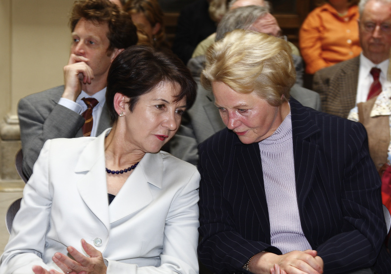 Blick in Richtung Veranstaltungsteilnehmer - v.li. Barbara Prammer im Gespräch mit Historikerin und Autorin Brigitte Hamann, dahinter Helfried Carl.