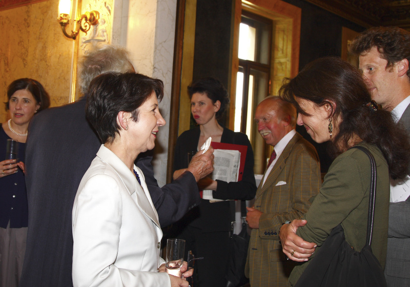 v.li. Barbara Prammer im Gespräch mit der Tochter des verstorbenen Leon Zelman Caroline Shklarek und ihrem Gatten.