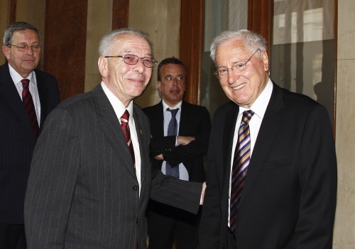 v.li. Nicolae Vacaroiu (Präsident des Rumänischen Senates), Helmut Kritzinger.Im Hintergrund ein Veranstaltungsteilnehmer und Joseph Wirnsperger von der Parlamentsdirektion.