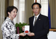 v.li. Barbara Prammer, Zhang Weiqing (Präsident des Überseechinesenkomitees).