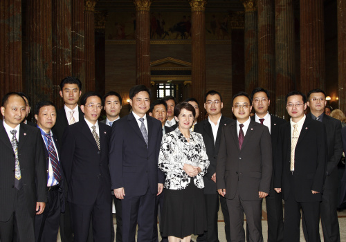 v.li. Zhang Weiqing (4.v.li.) (Präsident des Überseechinesenkomitees), Veranstaltungsteilnehmer, Botschafter Wu Ken (6.v.li.), Veranstaltungsteilnehmer, Barbara Prammer, Veranstaltungsteilnehmer.