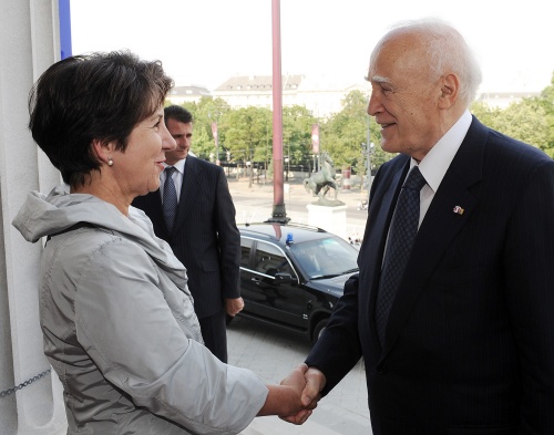 Barbara Prammer begrüßt den griechischen Präsidenten Dr. Karolos Papoulias.