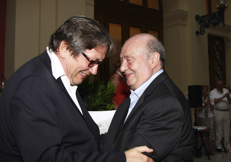 v.li. Bundesminister a.D. Ferdinand Lacina begrüßt den Preisträger Rudolf Gelbard.