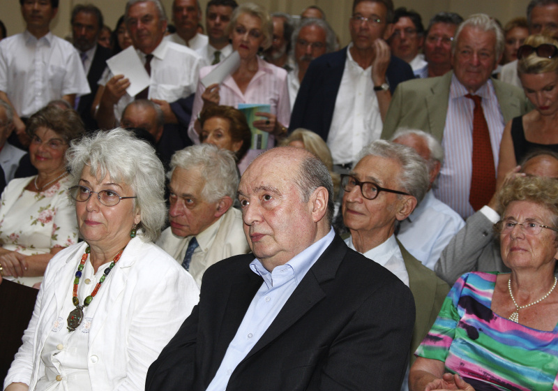 Blick in Richtung Veranstaltungsteilnehmer - v.li. Inge Gelbard und Preisträger Rudolf Gelbard.