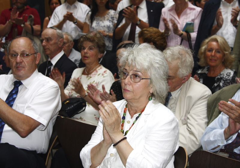 Blick in Richtung Veranstaltungsteilnehmer - die Gattin des Preisträgers Inge Gelbard applaudiert.