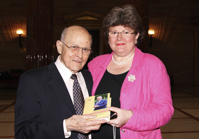v.li. Botschafter i.R., Staatssekretär a.D. und Autor Dr. Ludwig Steiner mit seiner Tochter.