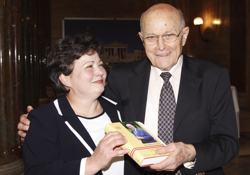 v.li. eine Veranstaltungsteilnehmerin erhält ein signiertes Buch von Botschafter i.R., Staatssekretär a.D. und Autor Dr. Ludwig Steiner.