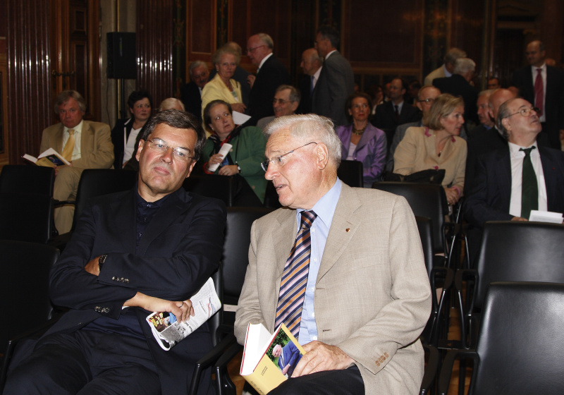 Blick in Richtung Veranstaltungsteilnehmer - v.li. Obmann des Steirischen Instituts für Politik und Zeitgeschichte Herwig Hösele im Gespräch mit Helmut Kritzinger.