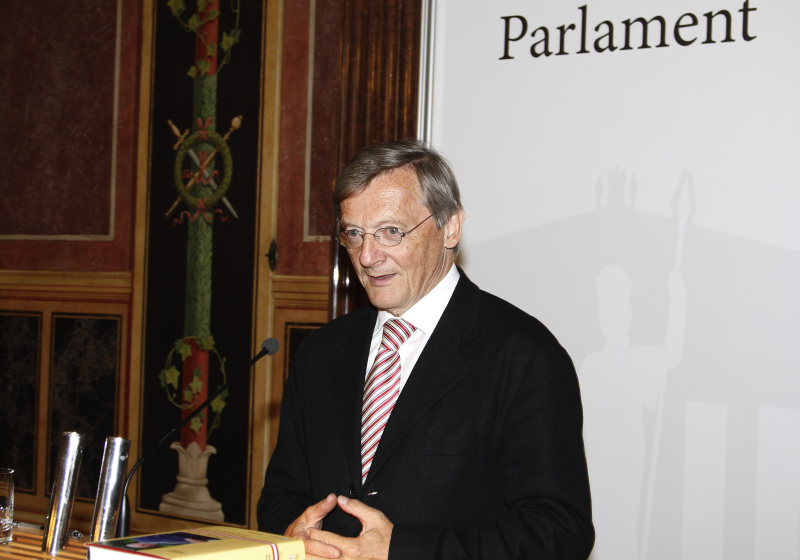 Klubobmann der ÖVP Wolfgang Schüssel am Rednerpult.