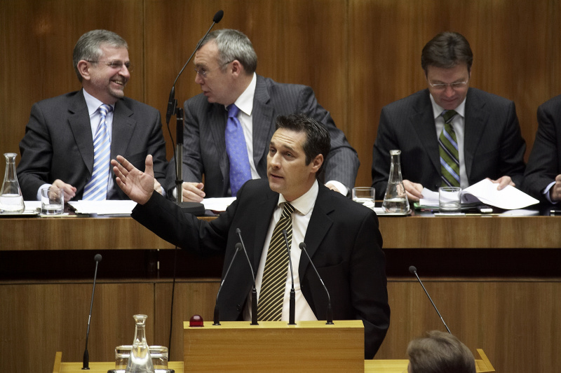 An der Regierungsbank v.li. Vizekanzler und Bundesminister für Finanzen Wilhelm Molterer, Alfred Gusenbauer, Günther Platter. Am Rednerpult Klubobmann FPÖ Heinz-Christian Strache.