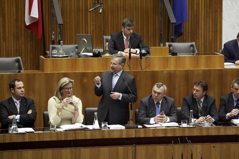 Auf der Regierungsbank v.li. Josef Pröll, Ursula Plassnik, Vizekanzler und Bundesminister für Finanzen Wilhelm Molterer stehend am Mikrofon, Alfred Gusenbauer, Günther Platter und Martin Bartenstein.  Am Präsidium Zweiter Nationalratspräsident Michael Spindelegger.