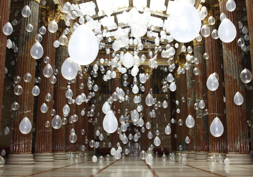 Tausende weiße Luftballons - Choreographisches Objekt von William Forsythe