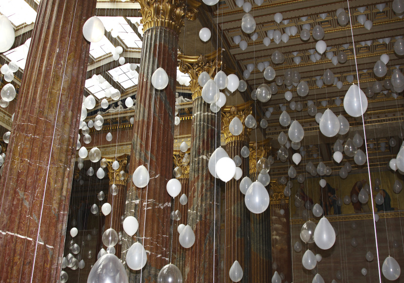 Tausende weiße Luftballons - Choreographisches Objekt von William Forsythe