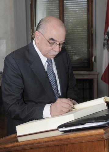 Botschafter Léo Mérorès beim Eintrag ins Gästebuch
