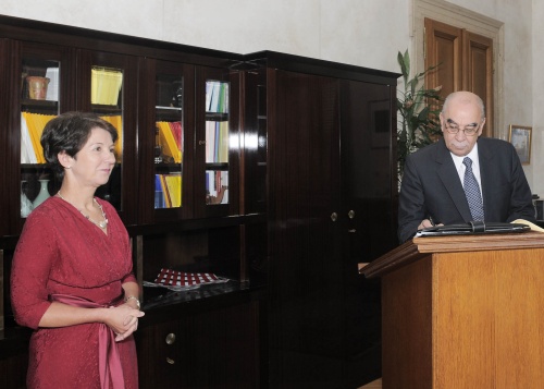 v.li. Nationalratspräsidentin Barbara Prammer und Botschafter Léo Mérorès beim Eintrag ins Gästebuch 
