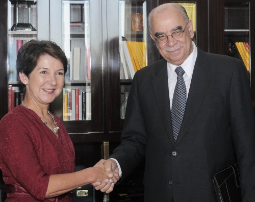 v.li. Nationalratspräsidentin Barbara Prammer gegrüßt  Botschafter Léo Mérorès 