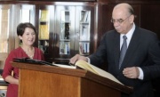v.li. Nationalratspräsidentin Barbara Prammer und Botschafter Léo Mérorès beim Eintrag ins Gästebuch 