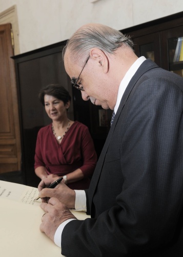 Botschafter Léo Mérorès beim Eintrag ins Gästebuch , im Hintergrund Nationalratspräsidentin Barbara Prammer 