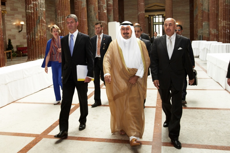 Mag. Alexis Wintoniak mit Sheik Dr. Mohammed Al.Sabah Al-Salem Al-Sabah und seinem Begleiter. Im Hintergrund Botschafterin Melitta Schubert Protokollchefin im Bundesministerium für europäische und internationale Angelegenheiten der Republik Österreich.