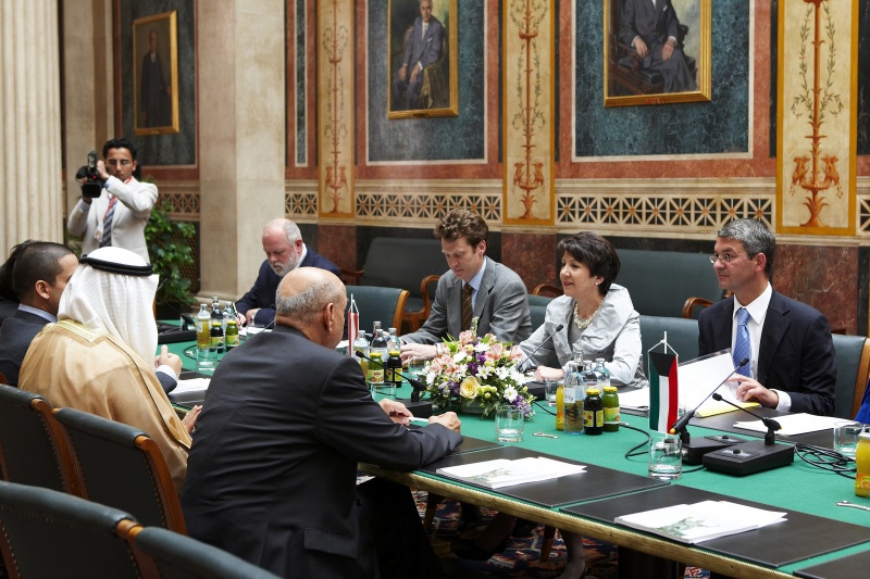 Nationalratspräsidentin Mag. Barbara Prammer im Gespräch mit  Sheik Dr. Mohammed Al Sabah Al-Salem Al-Sabah aus Kuwait. Auf der re. Seite  Alexis Wintoniak - Parlamentsdirektion - Nationalratspräsidentin Mag. Barbara Prammer, Carl Helfried - außenpolitscher Sprecher von Nationalratspräsidentin Mag. Barbara Prammer und Franz-Josef Weißenböck - Parlamentsdirektion. Auf der li. Seite der kuwaitsche Besuch.