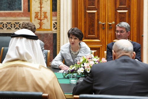 Nationalratspräsidentin Mag. Barbara Prammer im Gespräch mit Sheik Dr. Mohammed Al Sabah Al-Salem Al-Sabah aus Kuwait.