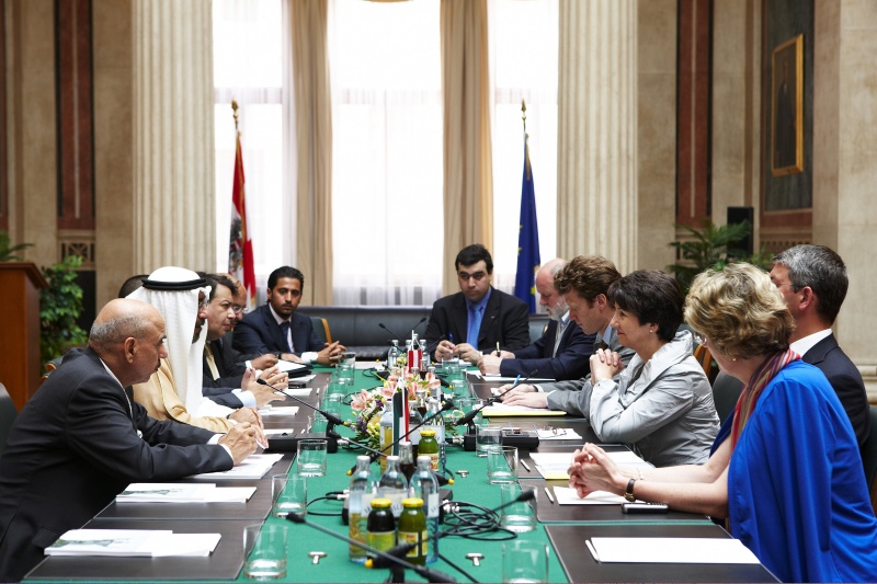 Nationalratspräsidentin Mag. Barbara Prammer im Gespräch mit  Sheik Dr. Mohammed Al Sabah Al-Salem Al-Sabah aus Kuwait. Auf der re. Seite von re. Botschafterin Melitta Schubert - Protokollchefin im Bundesministerium für europäische und internationale Angelegenheiten der Republik Österreich - Alexis Wintoniak - Parlamentsdirektion - Nationalratspräsidentin Mag. Barbara Prammer, Carl Helfried - außenpolitischer Sprecher von Nationalratspräsidentin Mag. Barbara Prammer, Franz-Josef Weißenböck - Parlamentsdirektion und Yilmaz Kara - Parlamentsdirektion. Auf der li. Seite der kuwaitsche Besuch.