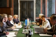 Nationalratspräsidentin Mag. Barbara Prammer im Gespräch mit dem ersten stellvertretenden Außenmeinister S.E. Juri Kostenko.