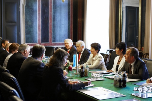 Nationalratspräsidentin Mag. Barbara Prammer im Gespräch mit dem ersten stellvertretenden Außenmeinister S.E. Juri Kostenko.