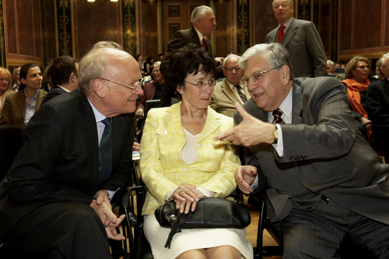v.li Nationalratsabgeordneter Dr. Günter Stummvoll, Veranstaltungsteilnehmer, Karl Korinek - Präsident des Verfassungsgerichtshofes a.D. im Gespräch