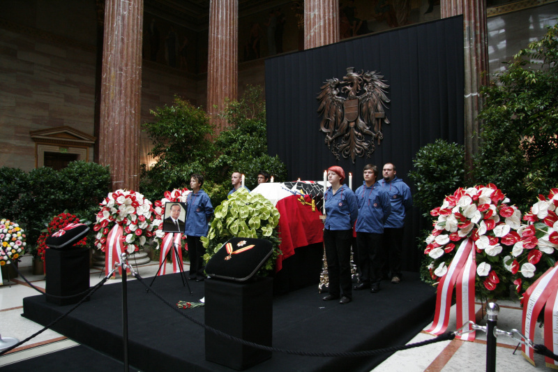 Ehrenwache  der "Roten Falken" beim Sarg von Altbundeskanzler Dr. Fred Sinowatz