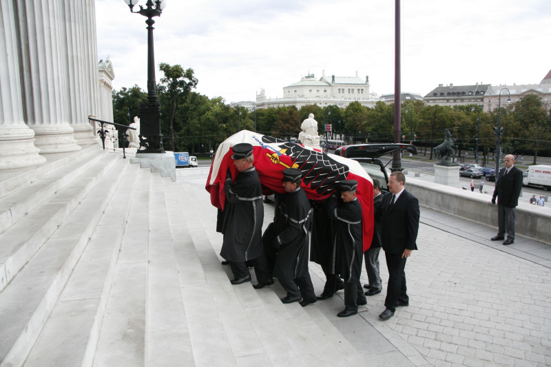 Sarg mit Altbundeskanzler Dr. Fred Sinowatz wird Richtung Hauptportal getragen