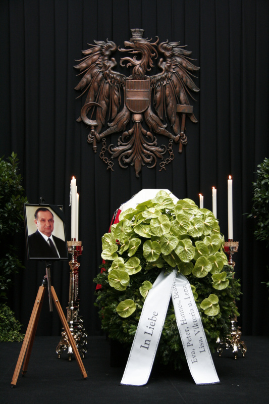 Sarg mit Altbundekanzler Dr. Fred Sinowatz in der Säulenhalle