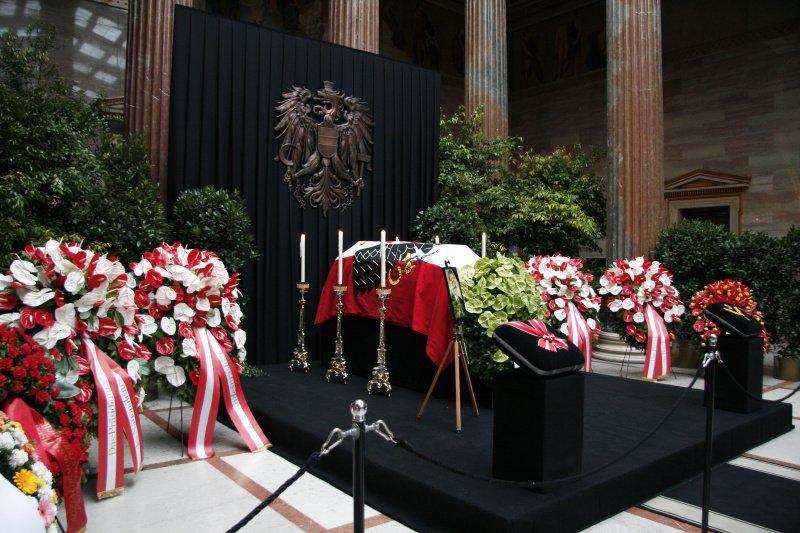Sarg mit Altbundekanzler Dr. Fred Sinowatz in der Säulenhalle
