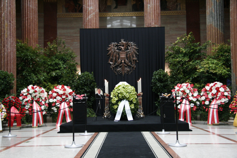 Sarg mit Altbundekanzler Dr. Fred Sinowatz in der Säulenhalle