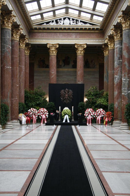 Sarg mit Altbundekanzler Dr. Fred Sinowatz in der Säulenhalle