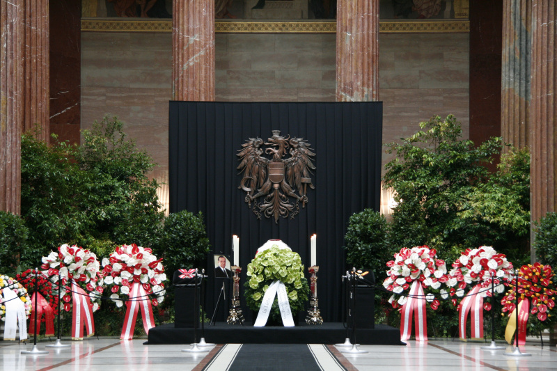 Sarg mit Altbundekanzler Dr. Fred Sinowatz in der Säulenhalle