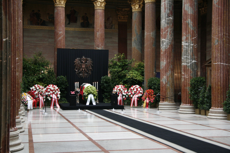 Sarg mit Altbundekanzler Dr. Fred Sinowatz in der Säulenhalle