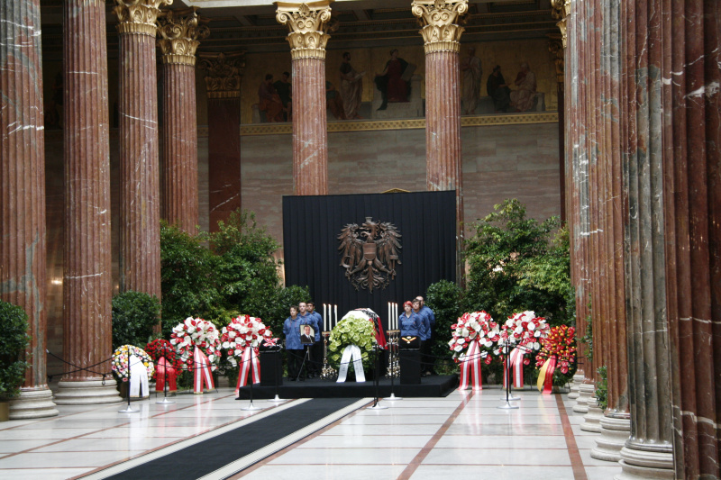 Ehrenwache  der "Roten Falken" beim Sarg von Altbundeskanzler Dr. Fred Sinowatz