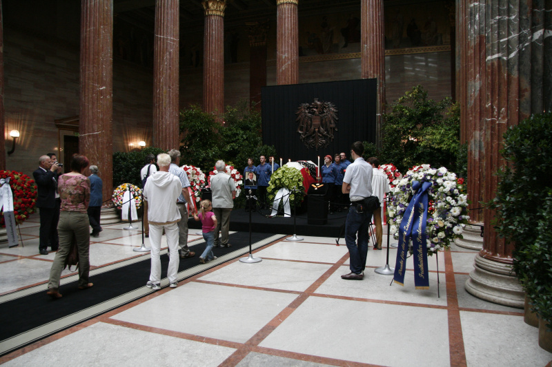 Bevölkerung nimmt Abschied von Altbundekanzler Dr. Fred Sinowatz in der Säulenhalle