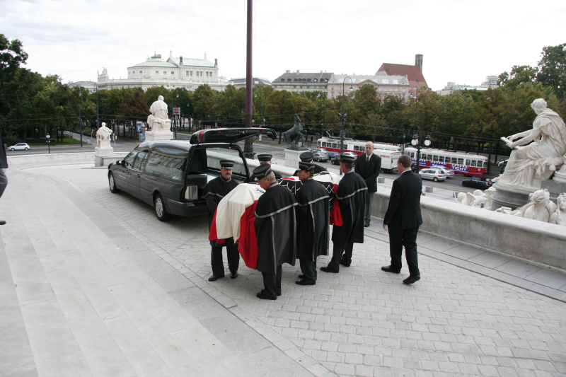 Sarg mit Sargträgern auf der Parlamentsrampe