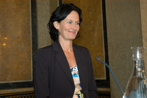Dritte Nationalratspräsidentin Dr. Eva Glawischnig-Piesczek am Rednerpult.