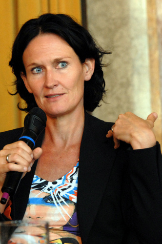 Dritte Nationalratspräsidentin Dr. Eva Glawischnig-Piesczek mit Mikrofon.