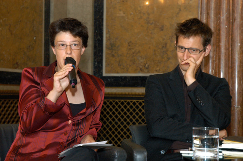 v.li Silva Herrmann - Global 2000 - mit Mikrofon und Martin Blum -VCÖ.