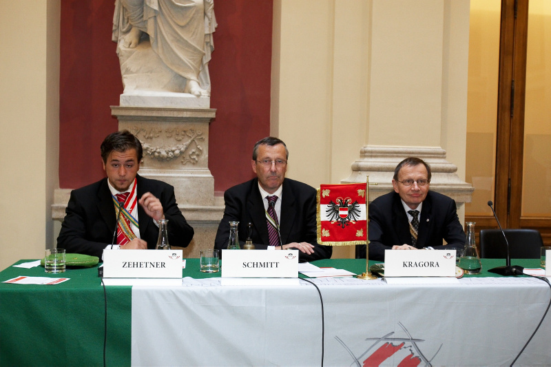 v.li. Kartellsenior Peter J. Zehetner, Kartellvorsitzender Helmut Schmitt und Kartellphilistersenior RA Alexander Kragora.