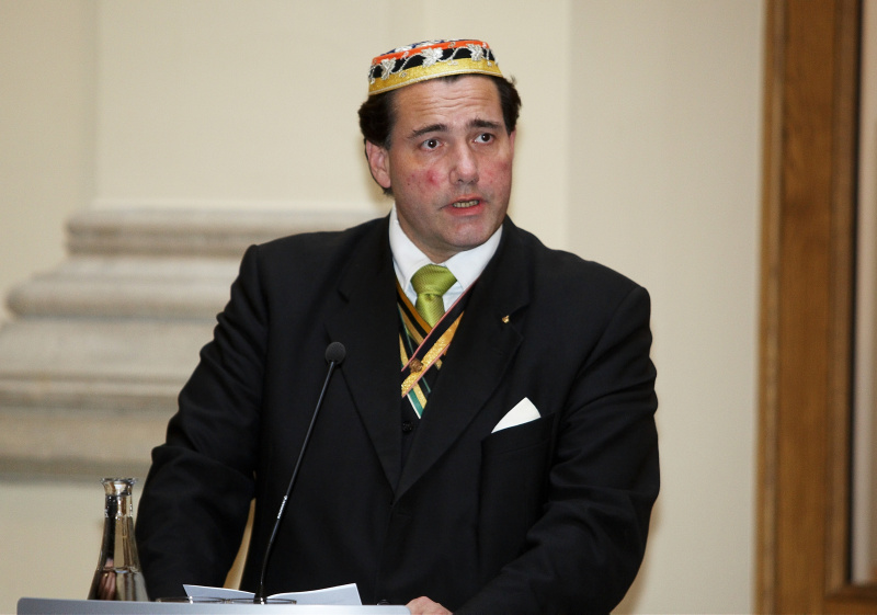 Ein Veranstaltungsteilnehmer am Rednerpult.