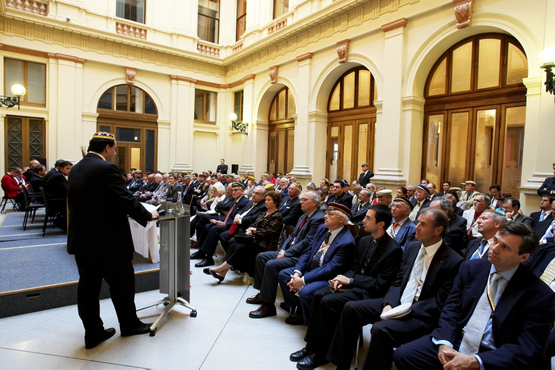 Blick in Richtung Veranstaltungsteilnehmer - ein Veranstaltungsteilnehmer am Rednerpult.