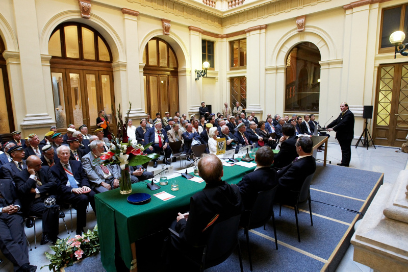 Blick in Richtung Veranstaltungsteilnehmer, ein Veranstaltungsteilnehmer am Rednerpult.